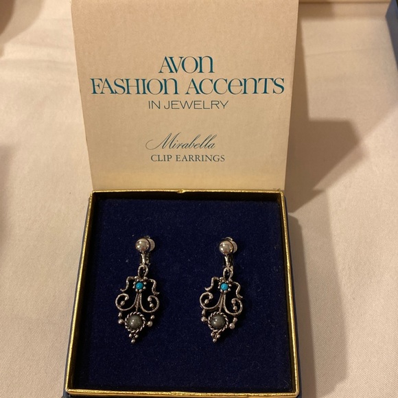 Lot of Vintage Avon Jewelry Three Necklaces and Two Clip Earrings New in Box - Picture 3 of 9